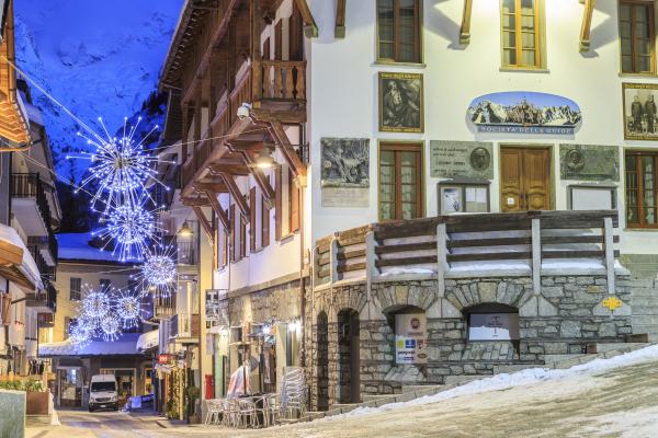 Luminarie natalizie a Courmayeur, inverno,