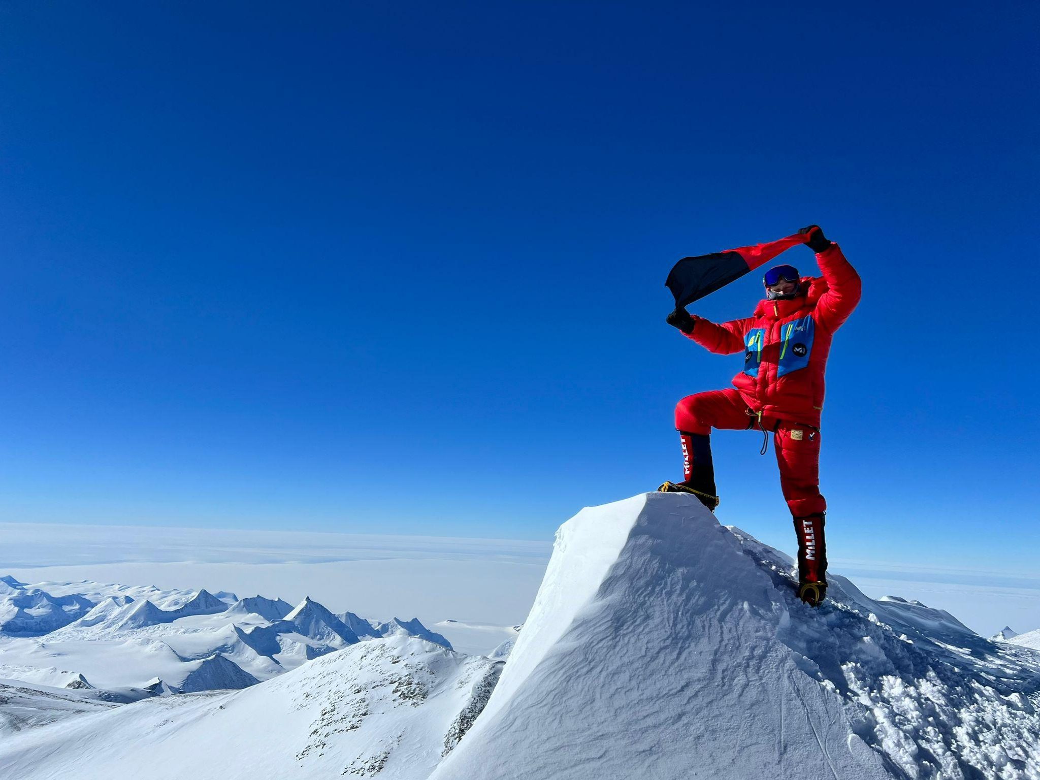 Marco Camandona con la bandiera sul Monte Vinson